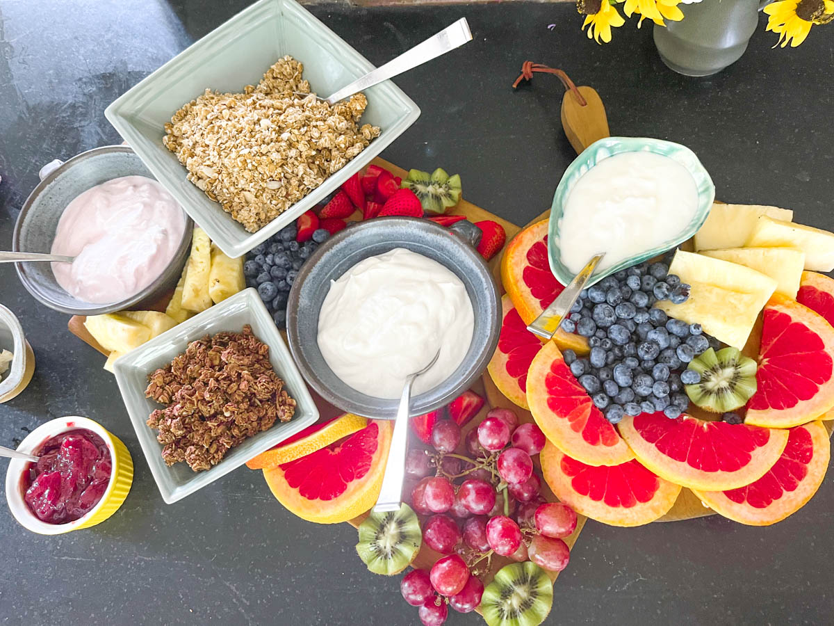 How to Create a Granola and Yogurt Breakfast Charcuterie Tray - Amazing ...