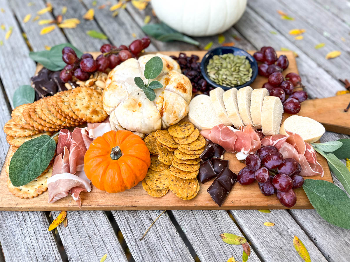 how-to-make-a-fall-baked-brie-pumpkin-charcuterie-board-amazing