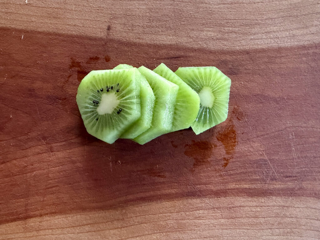 How to Cut Kiwi for a Board: 3 Different Ways